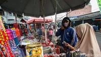 Kebanyakan pembeli memilih kembang api yang aman untuk anak, hal itu dilakukan untuk memeriahkan malam lebaran.