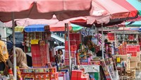 Pembeli memilih kembang api di Kawasan Tanah Abang, Jakarta, Selasa (9/4/2024).