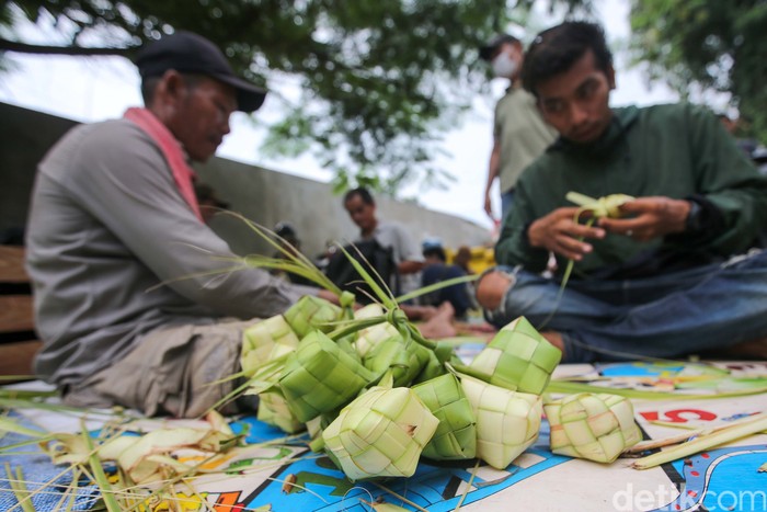 Sejumlah pedagang ketupat tengah melayani pembeli di kawasan Bintaro, Jakarta Selatan, Selasa (9/4/2024).