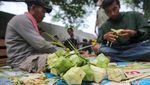 Pedagang Kulit Ketupat Kewalahan Layani Pesanan yang Membludak