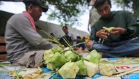 Menjelang hari raya Idul Fitri 1445 H para pedagang merasakan kewalahan untuk memenuhi kebutuhan ketupat bagi para pembeli.