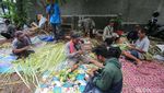 Pedagang Kulit Ketupat Kewalahan Layani Pesanan yang Membludak