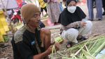Pedagang Kulit Ketupat Kewalahan Layani Pesanan yang Membludak