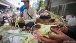 Pedagang Kulit Ketupat Kewalahan Layani Pesanan yang Membludak