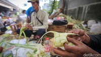 Hingga pukul 09.30 para pedagang sudah tutup pesanan bagi para pembelinya.
