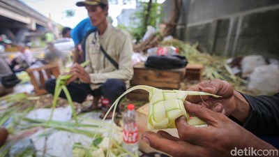 Pedagang Kulit Ketupat Kewalahan Layani Pesanan yang Membludak