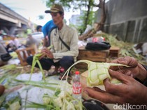 Pedagang Kulit Ketupat Kewalahan Layani Pesanan yang Membludak