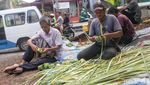 Pedagang Kulit Ketupat Kewalahan Layani Pesanan yang Membludak