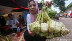 Pedagang Kulit Ketupat Kewalahan Layani Pesanan yang Membludak