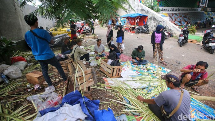 Sejumlah pedagang ketupat tengah melayani pembeli di kawasan Bintaro, Jakarta Selatan, Selasa (9/4/2024).