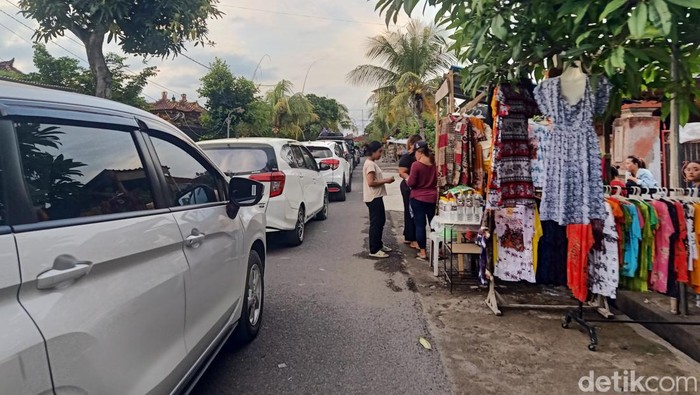 Pedagang musiman yang ada di sepanjang jalur alternatif untuk mengatasi antrean menuju Pelabuhan Gilimanuk, Kecamatan Melaya, Kabupaten Jembrana, Sabtu (6/4/2024). (I Putu Adi Budiastrawan/detikBali)