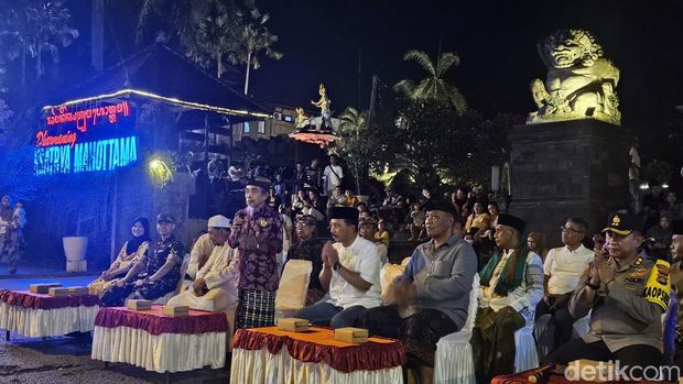 Pelepasan takbir keliling di depan Monumen Ida Dewa Agung Jambe yang diikuti ribuan muslim Klungkung, Selasa (9/4/2024). (Putu Krista/detikBali).