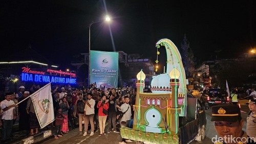Pelepasan takbir keliling di depan Monumen Ida Dewa Agung Jambe yang diikuti ribuan muslim Klungkung, Selasa (9/4/2024). (Putu Krista/detikBali).