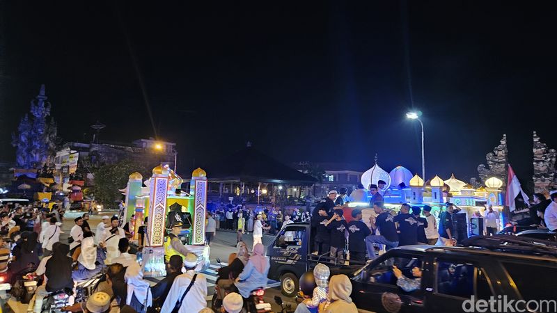 Pelepasan takbir keliling di depan Monumen Ida Dewa Agung Jambe yang diikuti ribuan muslim Klungkung, Selasa (9/4/2024). (Putu Krista/detikBali).