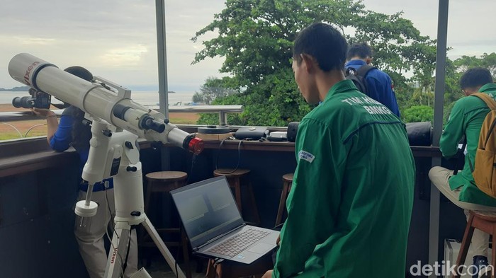 Pemantauan Hilal dari lantai 4 Waigo Splash Hotel Sorong.