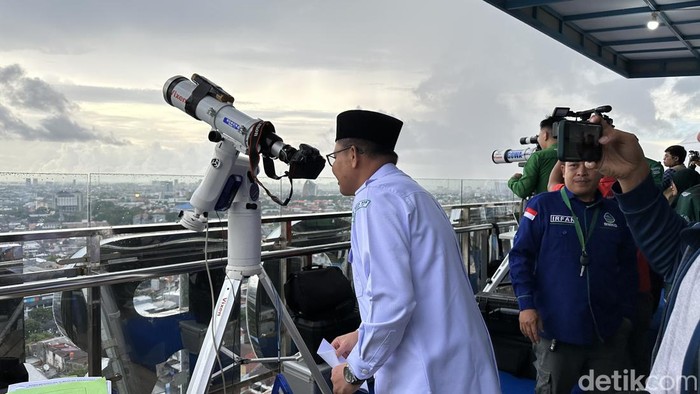 Pemantauan hilal di Menara Unismuh Makassar.