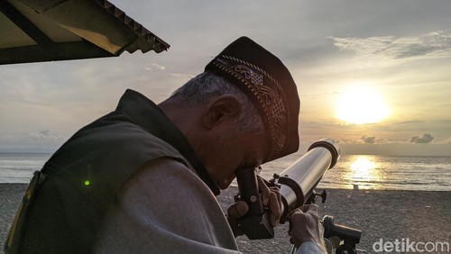 Pemantauan hilal di Pantai Loang Baloq, Mataram, NTB. (Ahmad Viqi/detikBali)
