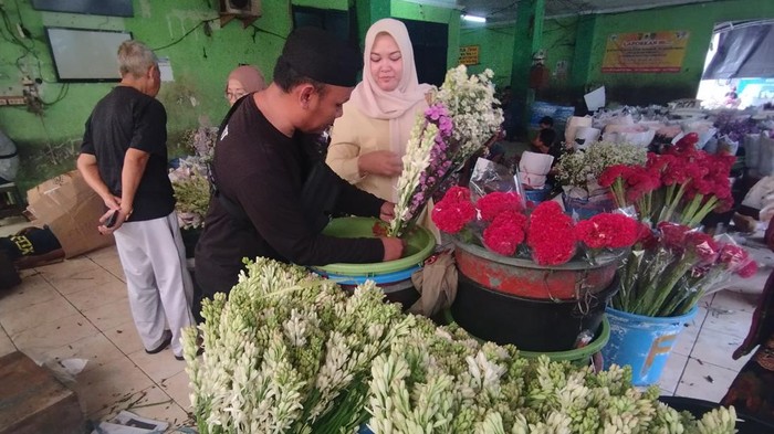 Pembeli memburu bunga Sedap Malam di Pasar Bunga Rawa Belong. Bunga tersebut akan dipajang di malam Takbiran dan di Hari Raya Idul Fitri.