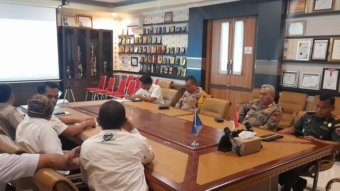 Pemda bersama Polres Jeneponto, Kodim 1425 serta OPD lainnya saat melakukan rapat terkait larangan takbir keliling saat malam lebaran.