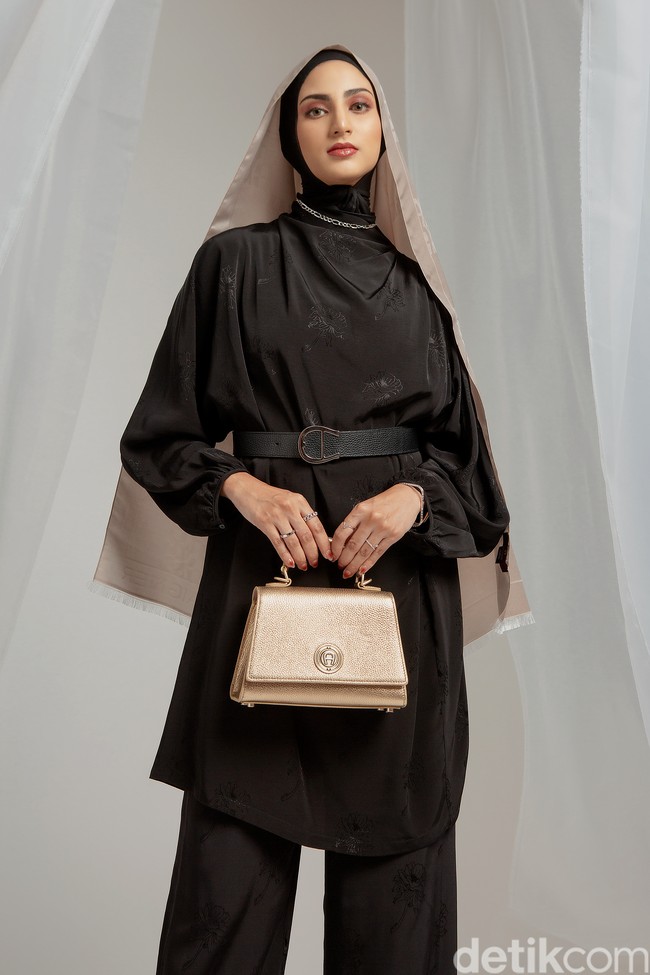 “Styling dengan berbagai look sangat oke. Walau model sederhatan, kelihatannya elegan dan bisa memaksimalkan gaya. Tidak terlalu besar dan tidak terlalu kecil, cantik kalau dipakai,” jelas Mira. (Foto: Ila Scaffer/Aigner Indonesia; wardrobe: Trans Fashion Indonesia; perhiasan: The Palace)