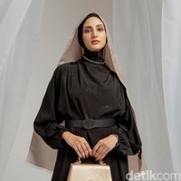 “Styling dengan berbagai look sangat oke. Walau model sederhatan, kelihatannya elegan dan bisa memaksimalkan gaya. Tidak terlalu besar dan tidak terlalu kecil, cantik kalau dipakai,” jelas Mira. (Foto: Ila Scaffer/Aigner Indonesia; wardrobe: Trans Fashion Indonesia; perhiasan: The Palace)