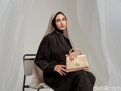 Foto: Inspirasi Gaya Lebaran Mira Agile, Tas Classy Elegan Jadi Andalan