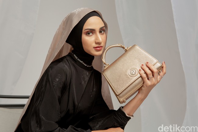 Untuk Lebaran 2024, Mira telah menemukan tas yang tepat untuk menemani momennya bersilaturahmi dengan keluarga. Pilihannya jatuh pada Leeloo Handbag keluaran Aigner. (Foto: Ila Scaffer/Aigner Indonesia; wardrobe: Trans Fashion Indonesia; perhiasan: The Palace)