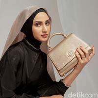 Untuk Lebaran 2024, Mira telah menemukan tas yang tepat untuk menemani momennya bersilaturahmi dengan keluarga. Pilihannya jatuh pada Leeloo Handbag keluaran Aigner. (Foto: Ila Scaffer/Aigner Indonesia; wardrobe: Trans Fashion Indonesia; perhiasan: The Palace)