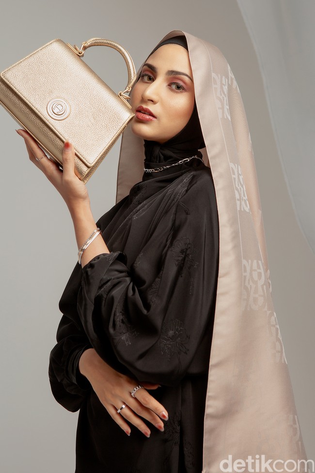 Selain pegangan di bagian atas, tersedia pula opsi rantai jika ingin digantungkan di bahu atau cross-body. Dengan citra Aigner sebagai merek mode asal Jerman berkualitas kulit Italia ini, tas ini sangat cocok bagi mereka yang ingin tampil stand-out tanpa harus berlebihan. (Foto: Ila Scaffer/Aigner Indonesia; wardrobe: Trans Fashion Indonesia; perhiasan: The Palace)