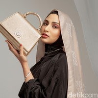 Selain pegangan di bagian atas, tersedia pula opsi rantai jika ingin digantungkan di bahu atau cross-body. Dengan citra Aigner sebagai merek mode asal Jerman berkualitas kulit Italia ini, tas ini sangat cocok bagi mereka yang ingin tampil stand-out tanpa harus berlebihan. (Foto: Ila Scaffer/Aigner Indonesia; wardrobe: Trans Fashion Indonesia; perhiasan: The Palace)
