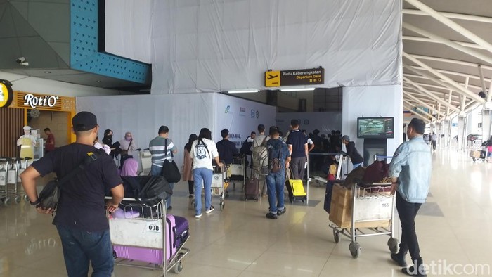 Pemudik berangkat di Bandara Sultan Hasanuddin Makassar, Sulsel.