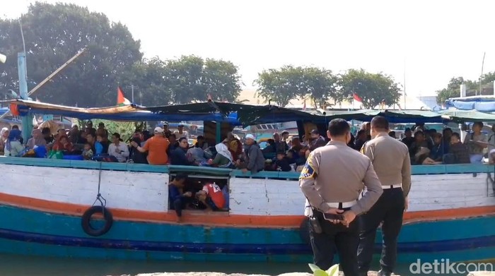 Pemudik dari Pulau Mandangin lebih memilih naik kapal dari Pelabuhan Tanjung Tembaga, Kota Probolinggo.