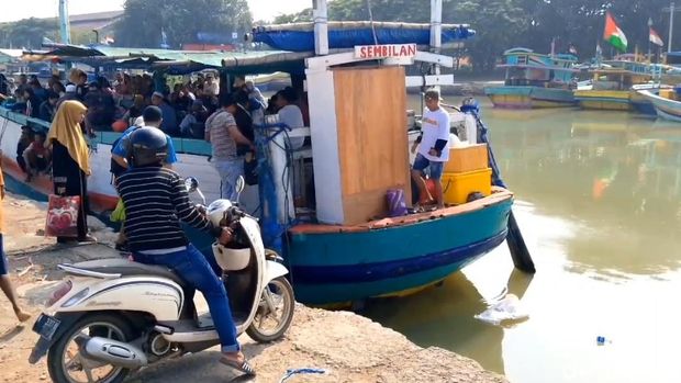 Pemudik dari Pulau Mandangin lebih memilih naik kapal dari Pelabuhan Tanjung Tembaga, Kota Probolinggo.