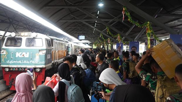 Pemudik datang dan pergi di sejumlah stasiun Daop 8 Surabaya.