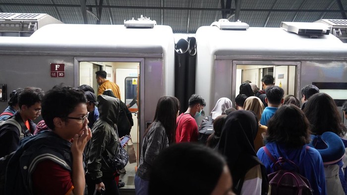 Pemudik datang dan pergi di sejumlah stasiun Daop 8 Surabaya.