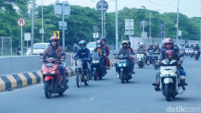 Pemudik Mulai Ramai Melintasi Jembatan Suramadu Pemudik Mulai Ramai Melintasi Jembatan Suramadu