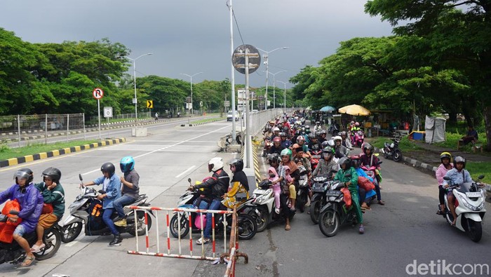 Pemudik Mulai Ramai Melintasi Jembatan Suramadu