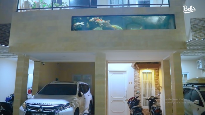 Penampakan rumah Babe Cabita setelah direnovasi dan ditambahkan kolam ikan di atasnya.