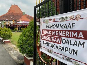 Pasang Poster di Gerbang Pendopo, Bupati Trenggalek Tolak Parsel Lebaran