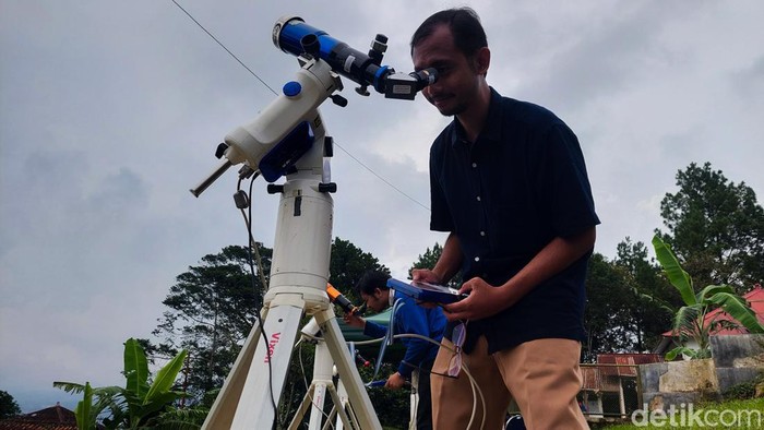 Peneliti Observatorium Bosscha Amati Hilal 1 Syawal