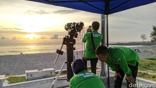 Pengamatan hilal di Pantai Loang Baloq di Kelurahan Tanjung Karang, Kecamatan Sekarbela, Kota Mataram, NTB, Selasa (9/4/2024). (Ahmad Viqi/detikBali)
