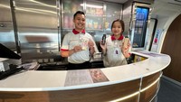 KCIC terus berinovasi untuk memberikan kemudahan dan kenyamanan para penumpang Whoosh melalui layanan Kereta Makan. KCIC bekerjasama dengan Indomaret untuk menyediakan berbagai pilihan makanan dan minuman selama dalam perjalanan.