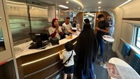 Penumpang dapat langsung menuju kereta nomor 5 atau kereta tengah pada rangkaian Whoosh untuk berbelanja. Terdapat 2 petugas yang siap melayani dan membantu penumpang mendapatkan barang yang diinginkan.