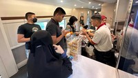 Kereta Makan Whoosh menyediakan berbagai makanan berat dan ringan serta minuman hangat dan dingin yang dapat dinikmati penumpang. Tidak hanya makanan, penumpang juga dapat membeli berbagai kebutuhan lainnya seperti obat-obatan, tissue, dan kebutuhan pribadi lainnya. Untuk melihat seluruh barang yang disediakan, terdapat buku menu yang dapat dibaca oleh penumpang di setiap kantong kursi kereta.