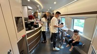 Saat ini, transaksi di kereta makan baru dapat dilakukan secara tunai. Ke depan, layanan pembayaran non tunai akan dikembangkan oleh KCIC bersama mitra pengelola kereta makan. Tidak hanya itu, berbagai menu sajian lainnya juga akan dihadirkan menyesuaikan dengan berbaga masukan penumpang.