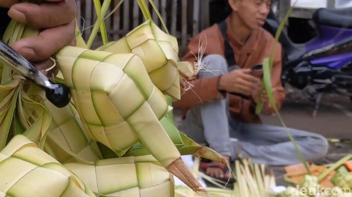 Penjual bungkus ketupat di depan Pasar Harjamukti, Kota Cirebon