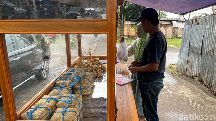 Penjual lontong di Bandung.
