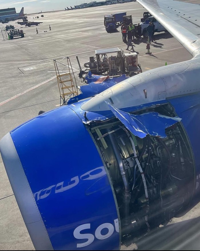 Penutup mesin pesawat Southwest Airlines lepas