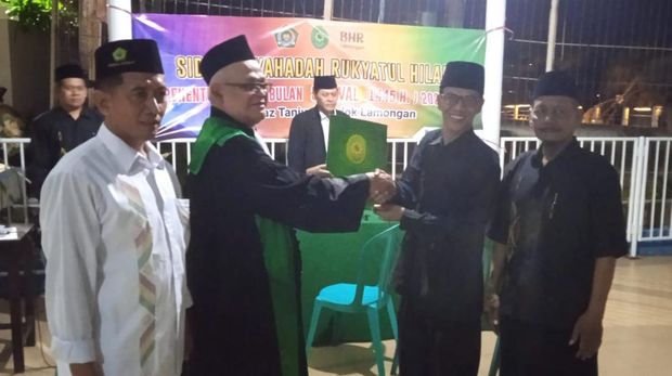 Penyerahan hasil sidang Rukyat Hilal di Lamongan.