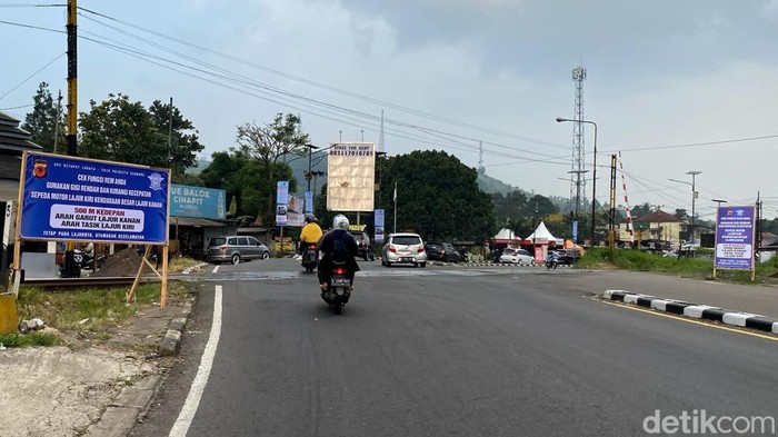 Perlintasan kereta di Nagreg, Kabupaten Bandung